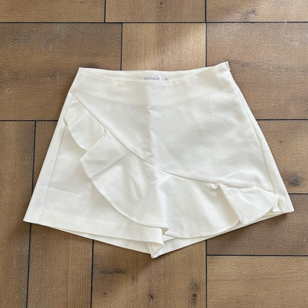 Vestique White Ruffle Skort